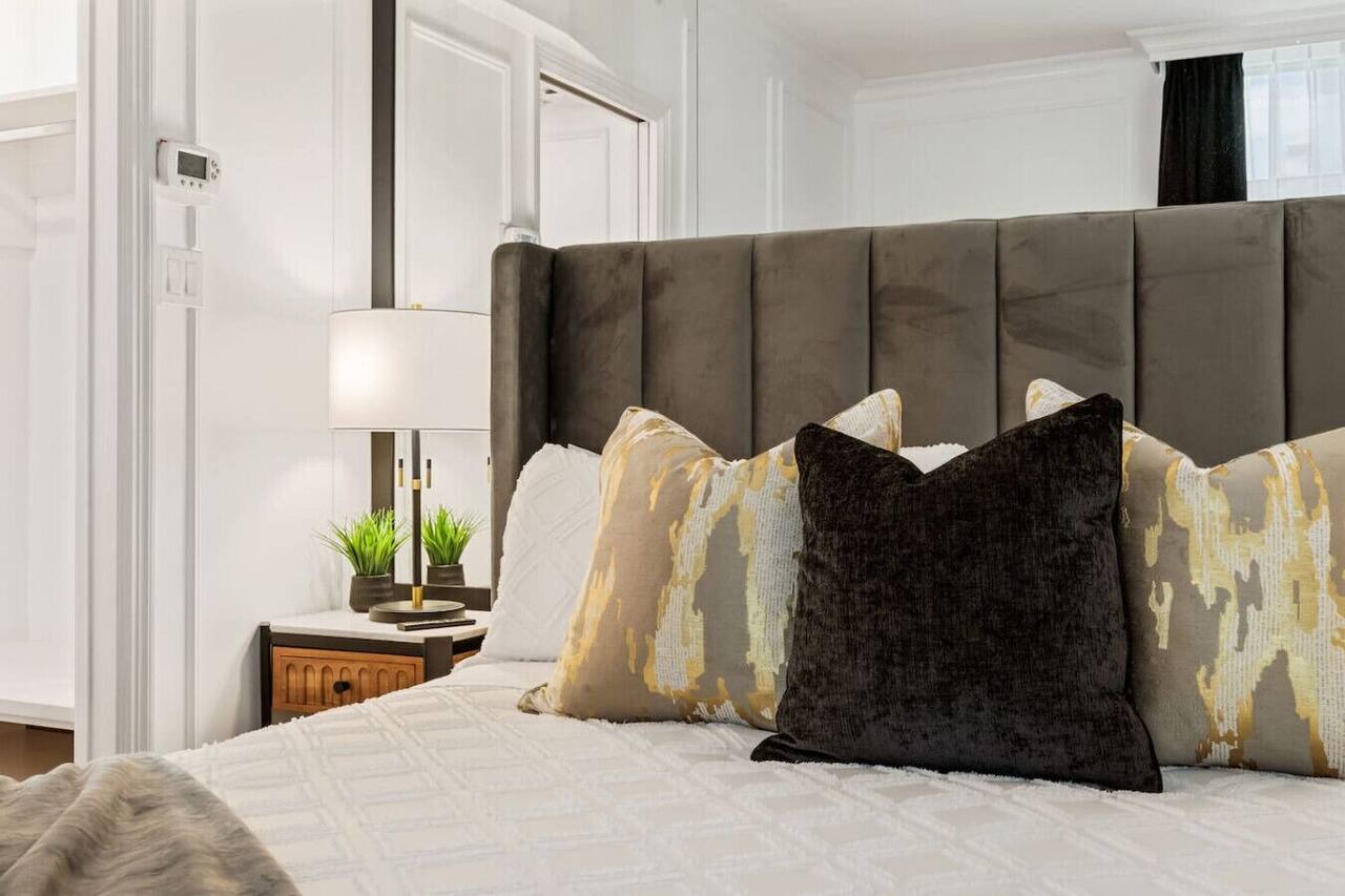 Elegant Luxury: 2 Bed Canada Place - Self-Parking 1