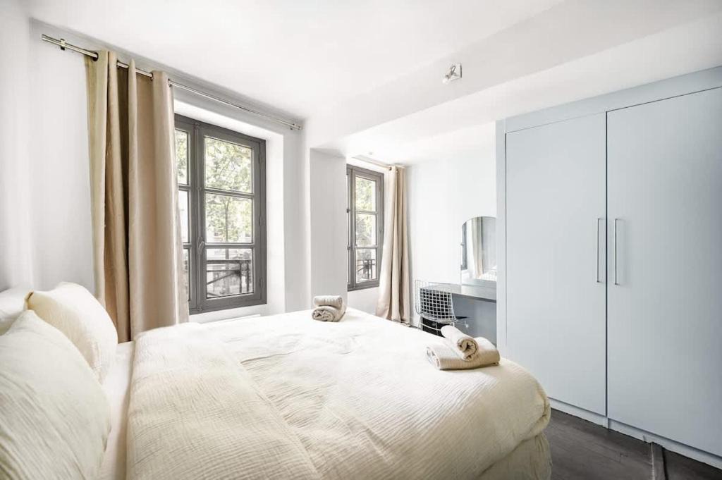 Elegant Parisian apartment, Place des Vosges 1