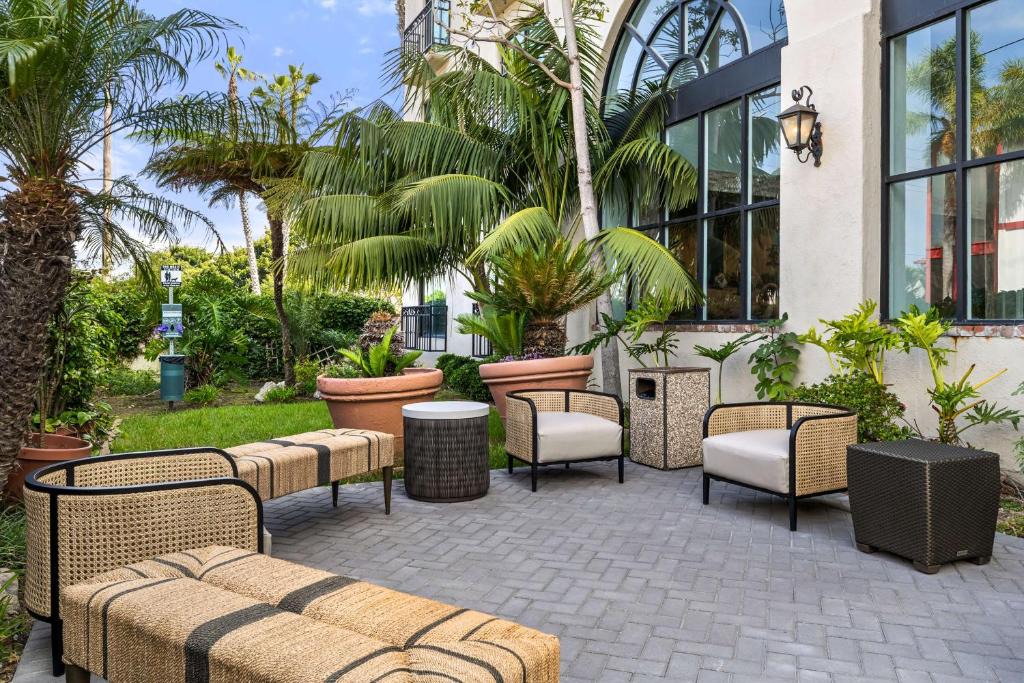 Embassy Suites by Hilton Los Angeles International Airport South 1