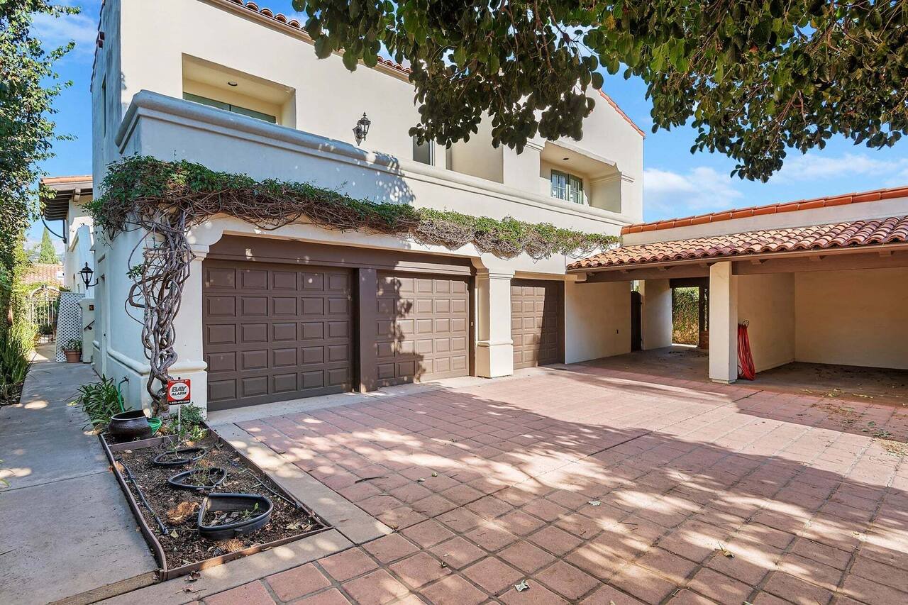 Enjoy the Beauty of Downtown Santa Barbara Walk Everywhere! 1