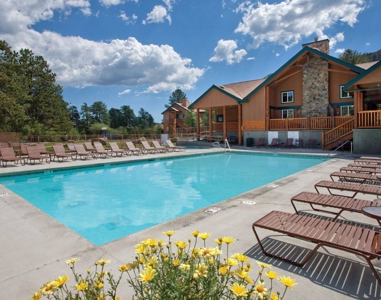 Estes Park | Estes Park Lodge Stay | Hot Tub & Fireplace | 2BR 1