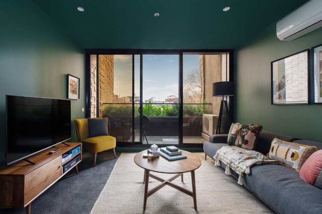 Evergreen Oasis - Poolside Living on Stanley Street 1