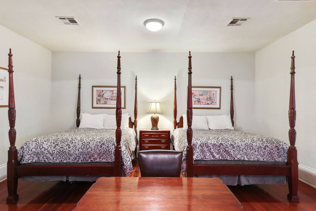 Excellent Location: 3 Blocks to Bourbon St. and the French Quarter attractions. 1
