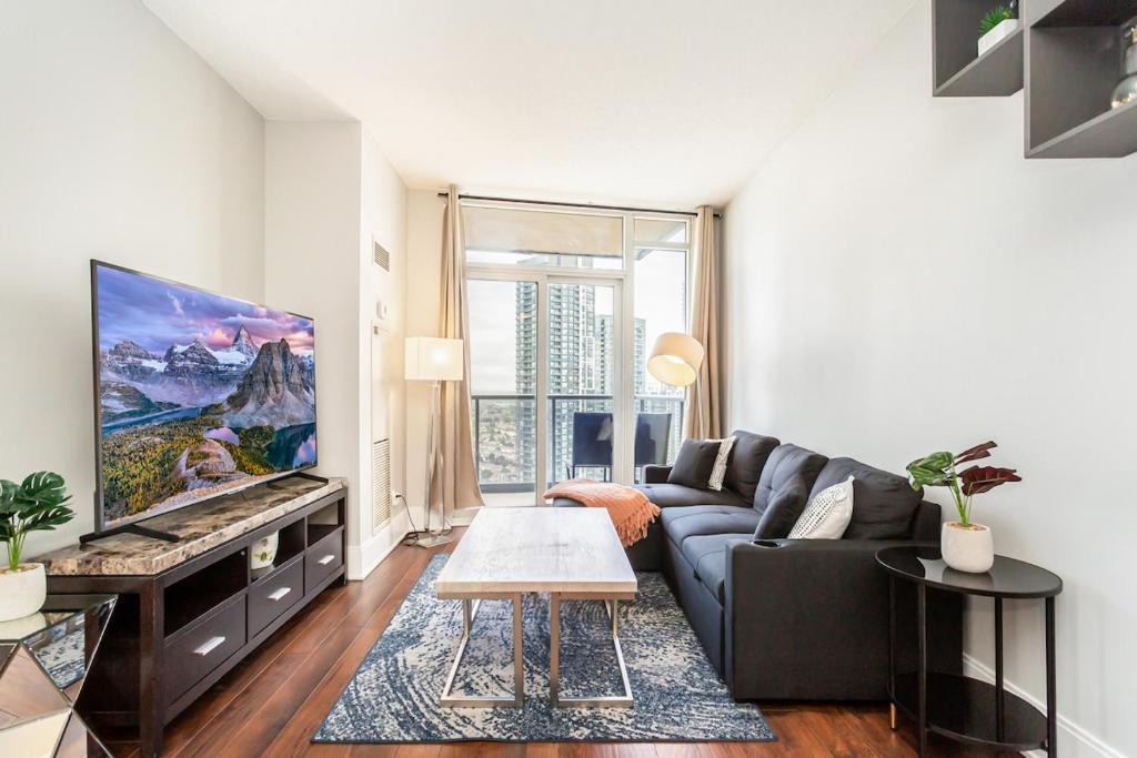 Executive 2BR 2BATH Condo with Lakeview Steps from SQ1 1