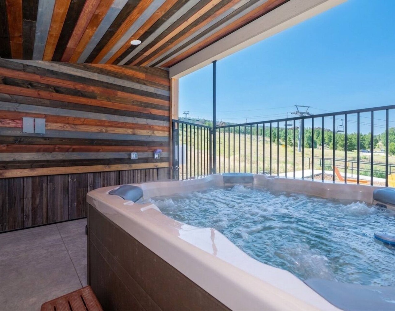 Family Adventure Retreat - Ski In/Out Hot Tub Steps to Kicking Horse Lift 1