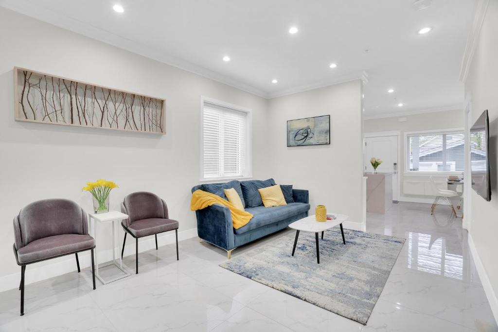 Family-Friendly, 3 Bed House - Private Backyard-Central Location 1