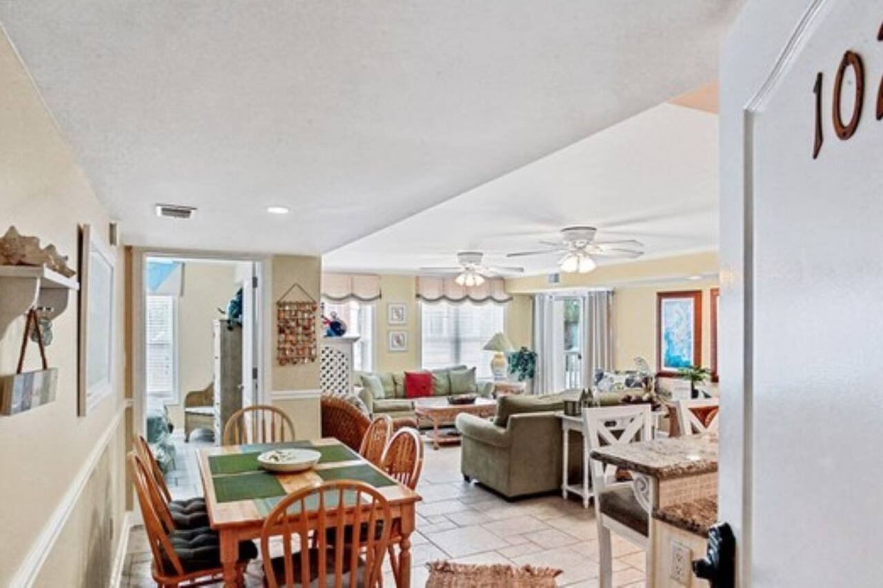Feelin Beachy, close to pier, shops & restaurants! Less than half block to Beach 1