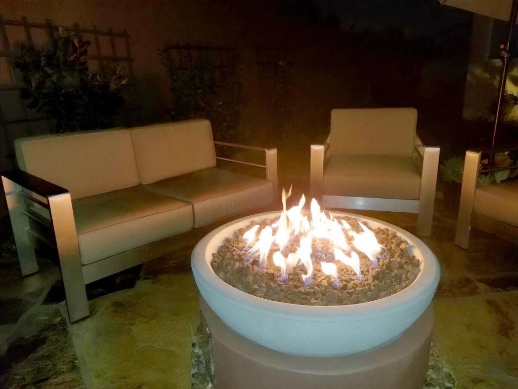 FIFA PRIME-Pvt Luxe Home! King Bed, Jacuzzi, Fire Pit, BBQ! Beautiful! 1