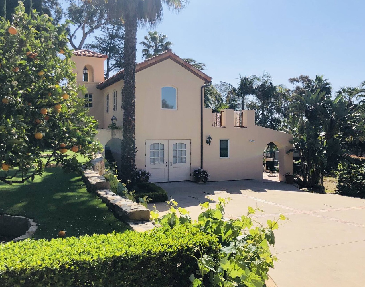 Fiora Della Vita Italian Garden Estate Guest House next to the El Encanto Hotel 1