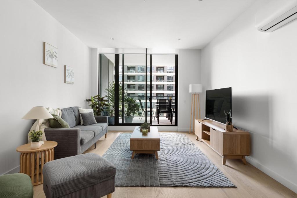 Free parking - trackside apartment with pool, gym 1