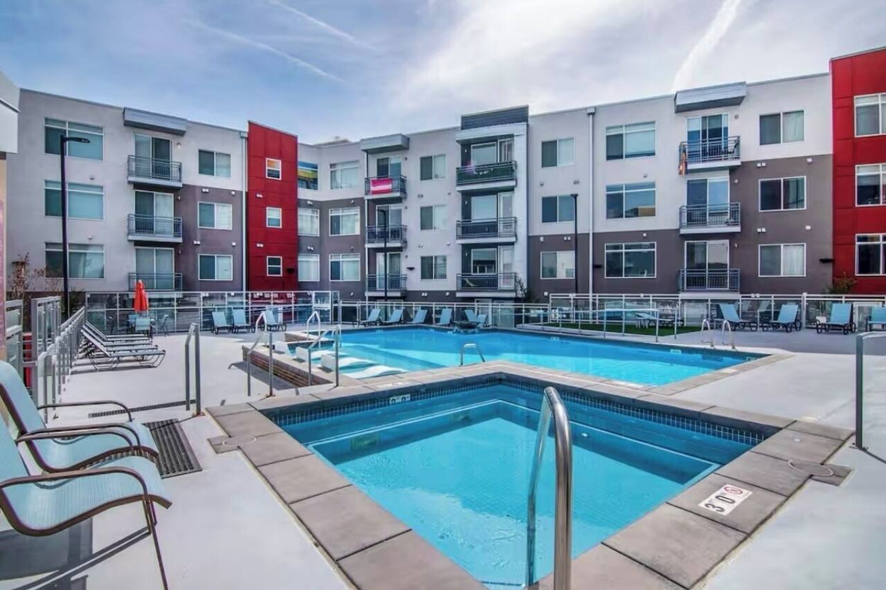 Fullcondo-nearSkiResorts-Sleep3-Hotub-fastWiFi-Gym 15mintSLCairport -free Garage 1
