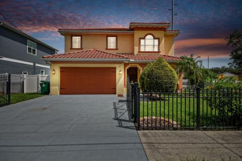Game Room House, Sleeps 12, Near Everything Tampa 1