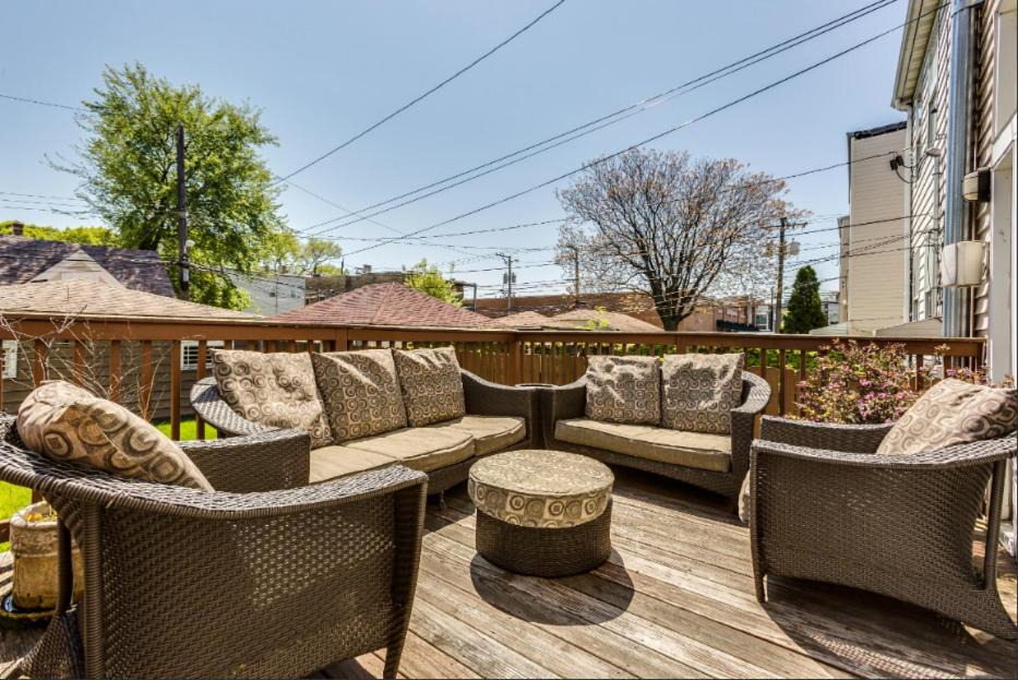 Garage Parking - Vintage Charm - and a Fabulous Location! Easily Enjoy the Best of Chicago! 1