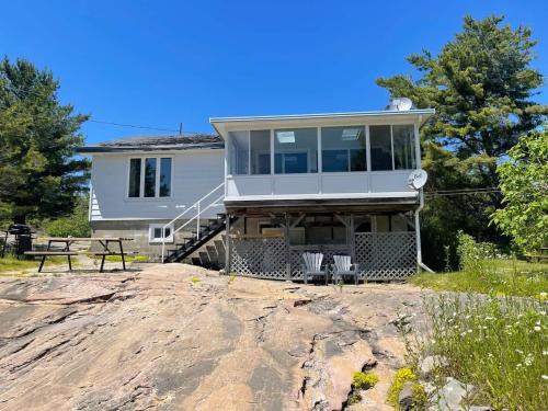 Georgian Bay 3-bdrm lakefront Main House 1