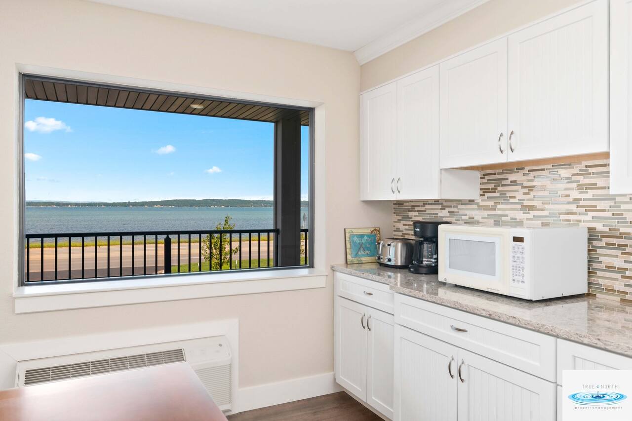 🏖️ Gold Coast Inn | Breathtaking Lake Views Corner Rm 301 1