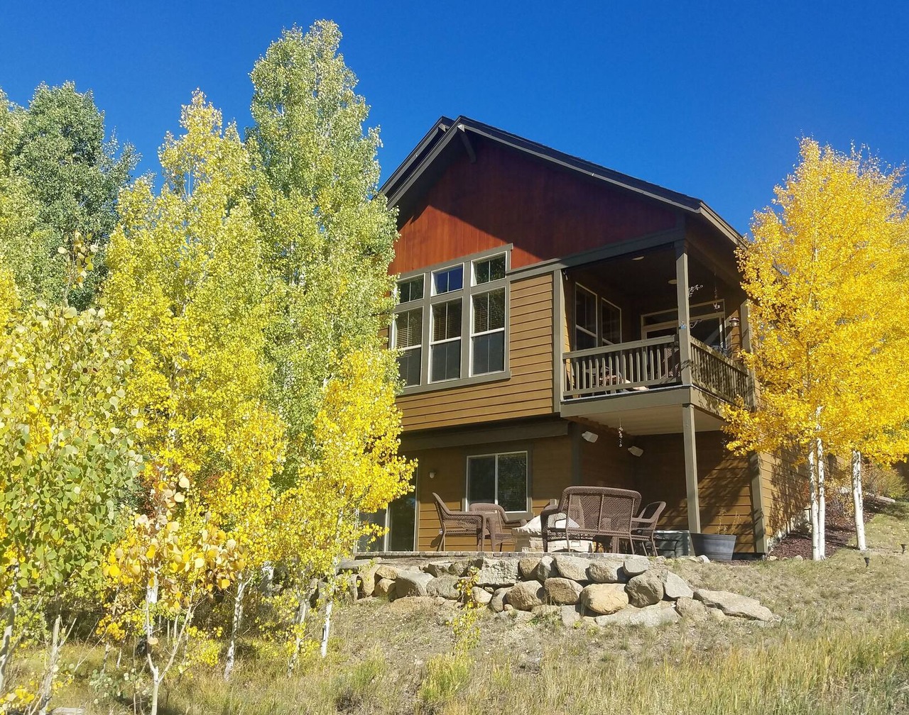 Golf, Hike, Bike. Family Relaxation! Rocky Mtn Retreat! Private Hot Tub. Views! 1