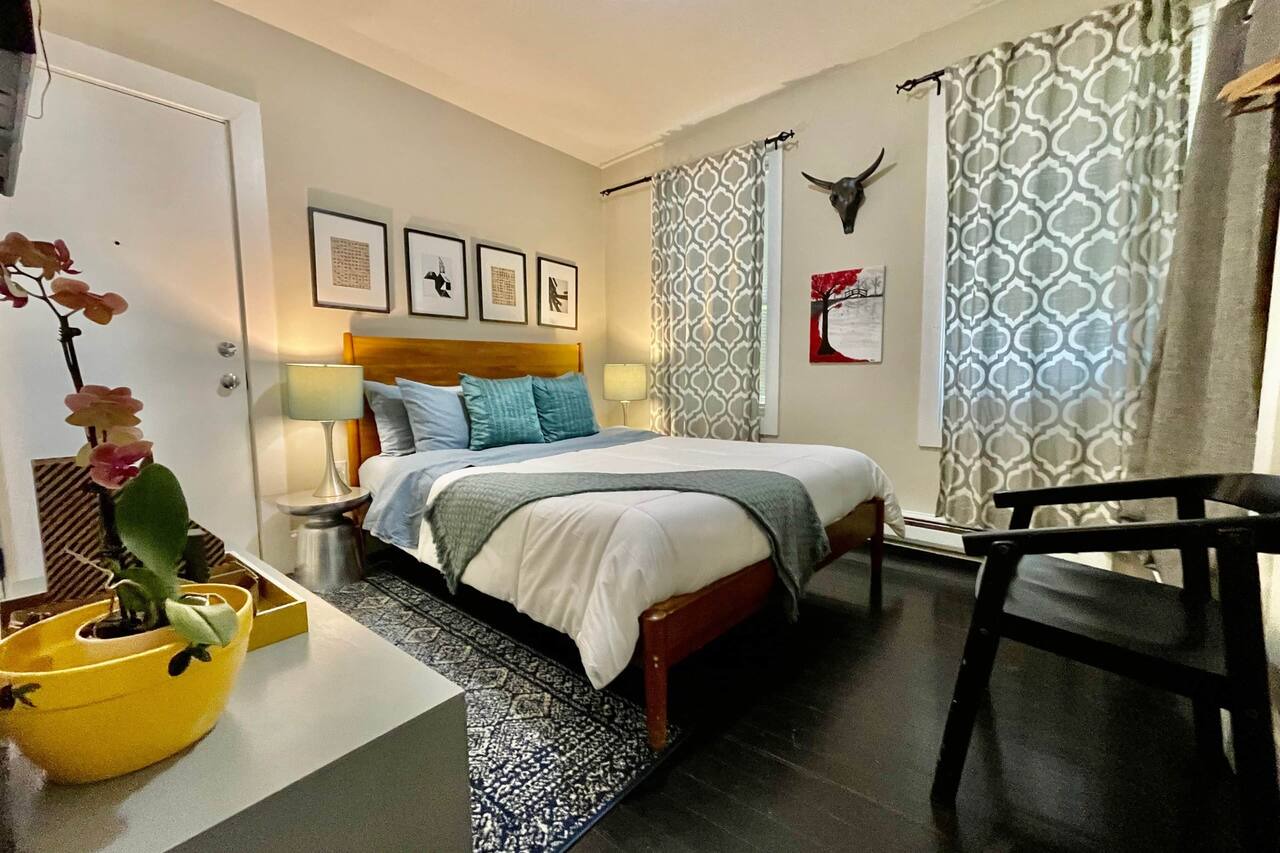 Gorgeous Rare 3BR 3BA duplex with free Parking, Rare gorgeous 3 bds 3 baths w/Parking in Best loca. 1