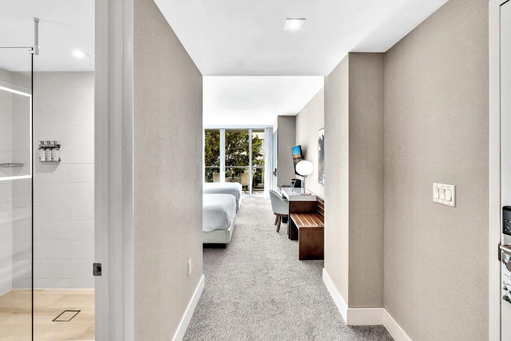 Grand Deluxe Two Bedroom Suite with Balcony Water Views, Corner 1
