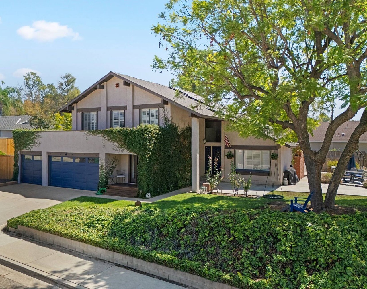 Grand Piano, Stocked Kitchen, Modern Decor 1