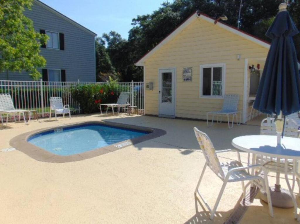 H5 close to the front pool and clubhouse downstairs by lake 1