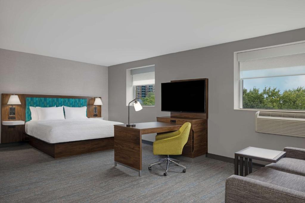 Hampton Inn & Suites by Hilton Toronto Downtown 1