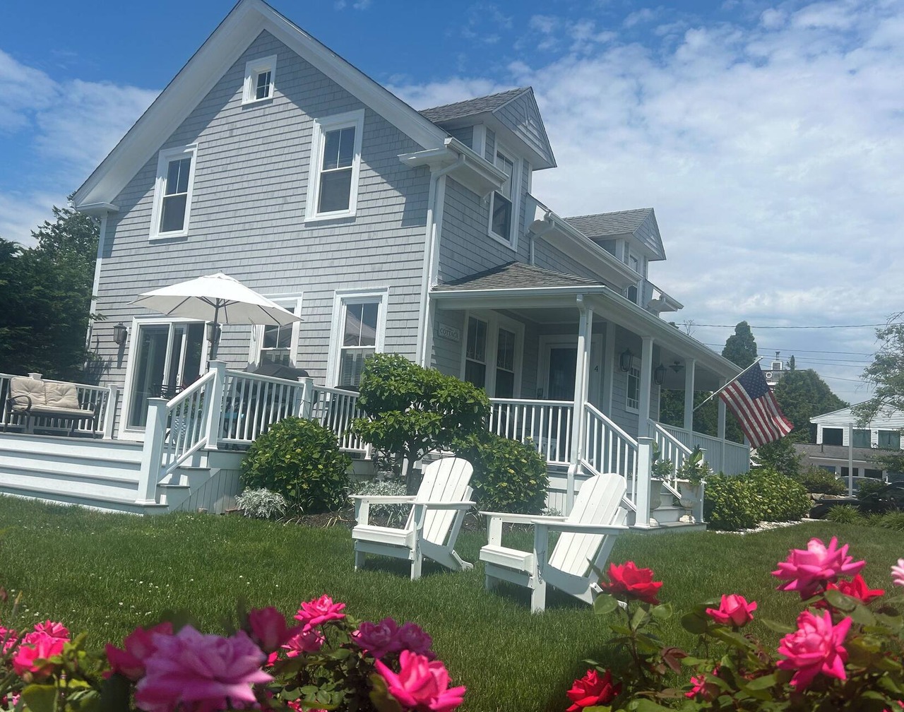 Harbor Front Cottage in the Heart of the Padanaram Village 1