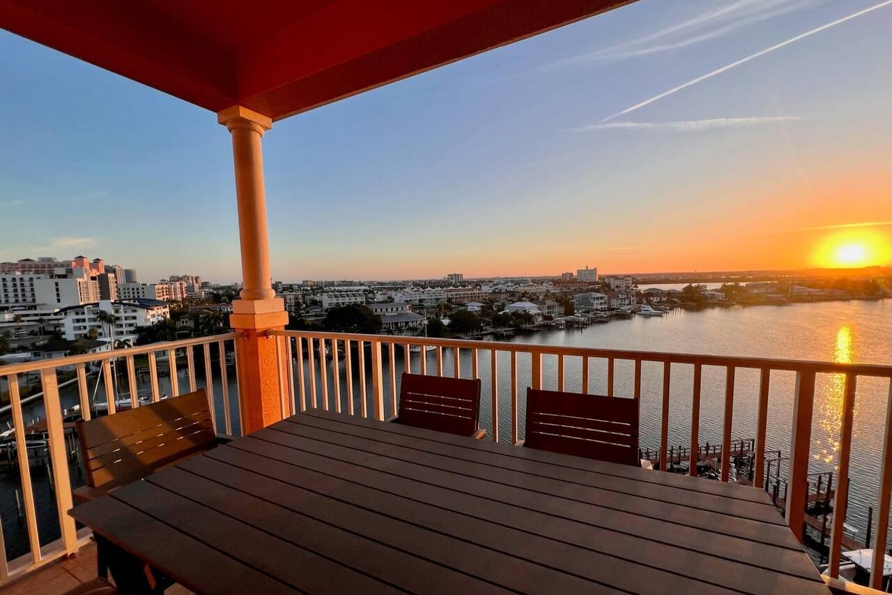Harborview Grande 802 - Stunning Top Floor 1