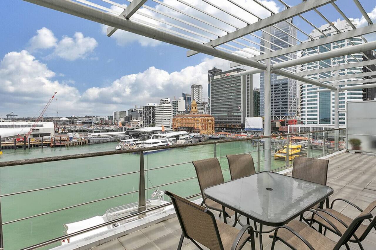Harbour-Front 2-Bed · Iconic Shed 20 Princes Wharf 1