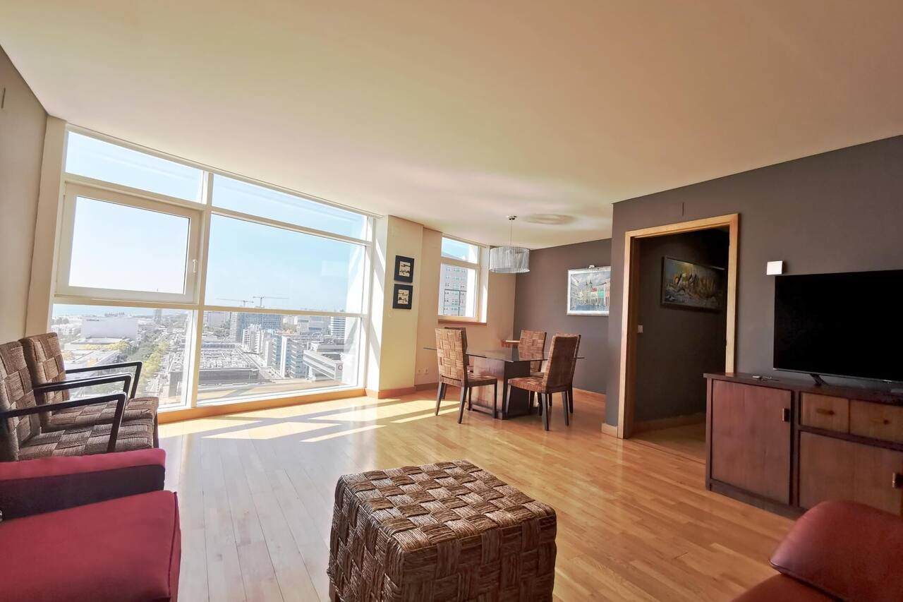 High Floor Apartment in Tower with River View Parque Nacoes Expo8 1