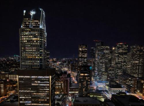 High Rise Skyline DowntownCondo Pool &Free Parking 1