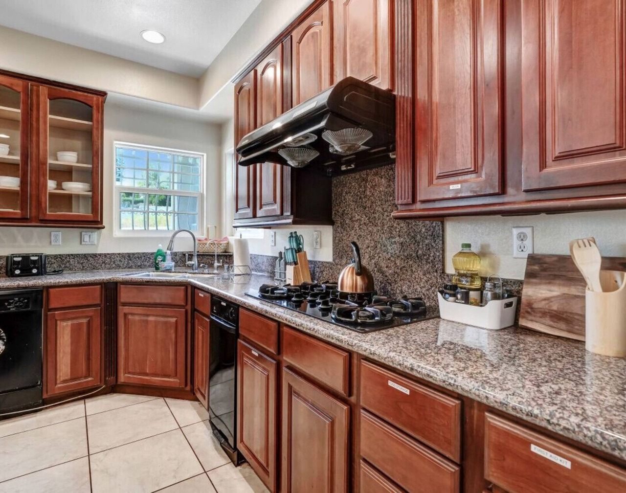 Hillside Pool Haven: 6 bedrooms, with fitness area, and wide backyard 1