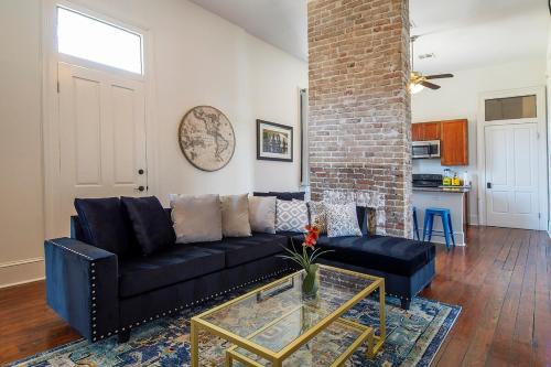 Historic 3 bedroom 4blocks from famous St Charles Ave Mardi Gras parade route, steps to Jazz venues and restaurants 1