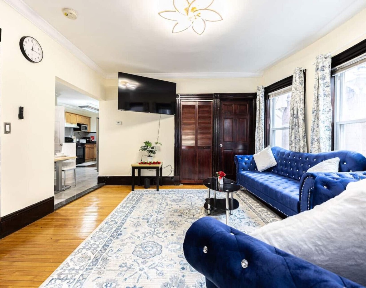 Historic Brownstone Elegance: Blue Colonial Suite 1