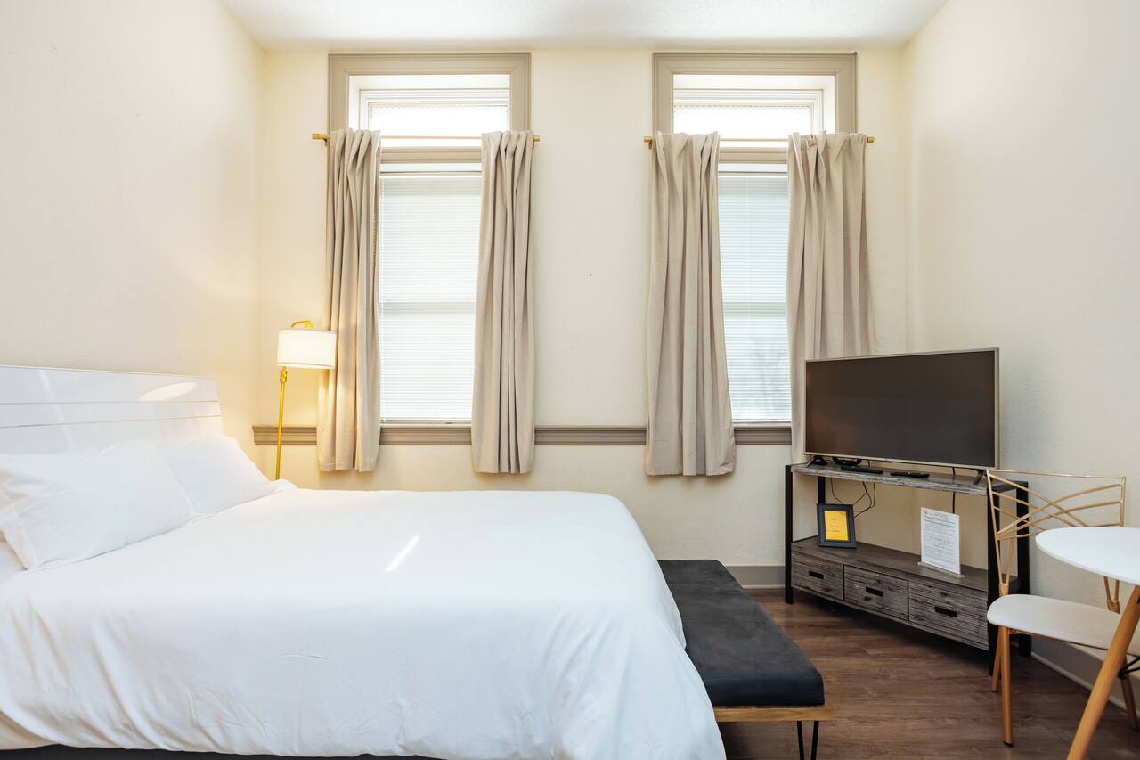 Historic Luxe Studio Westport District 1