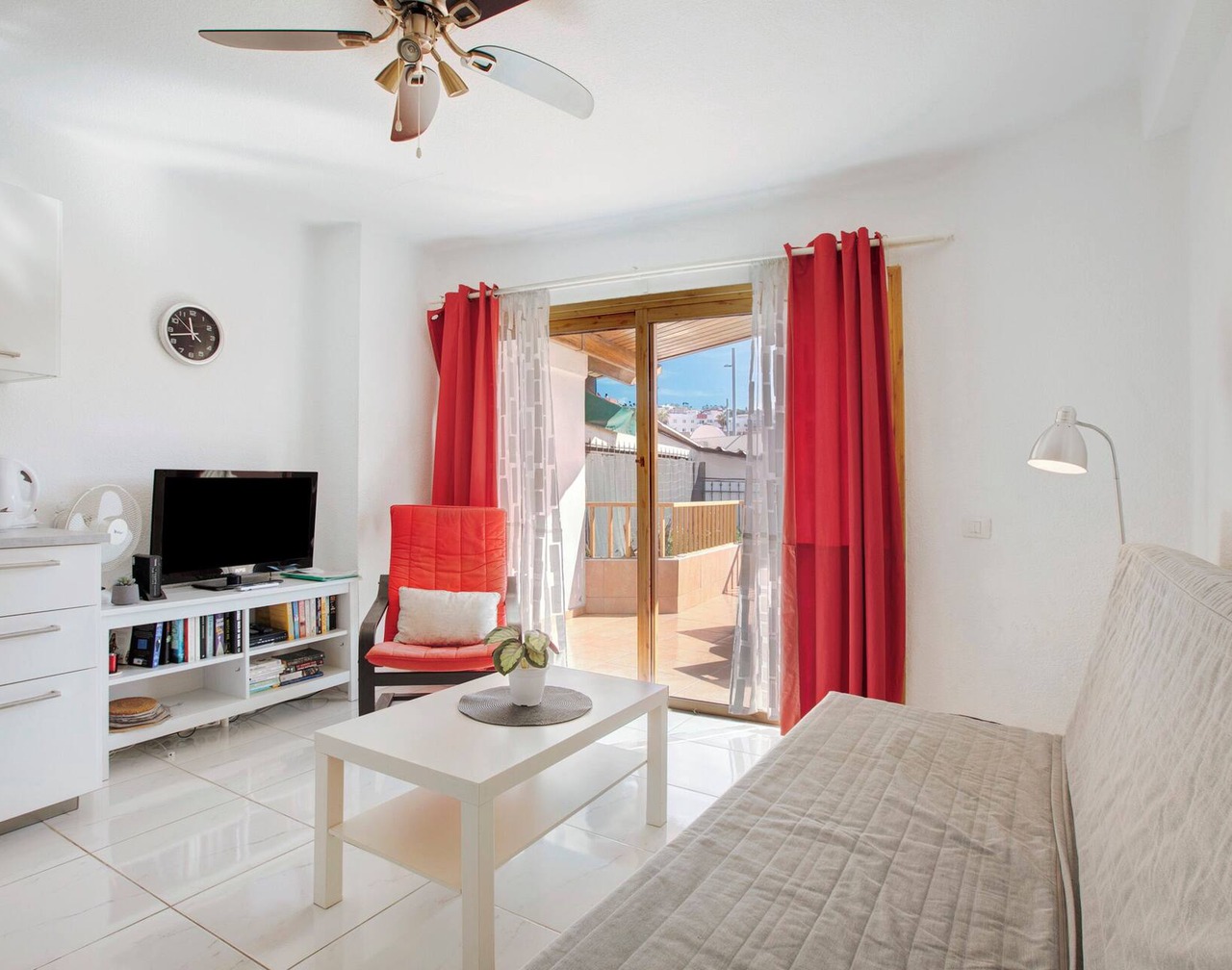 Holiday Apartment 'Los Geranios 304' with Shared Pool, Private Terrace and Wi-Fi 1