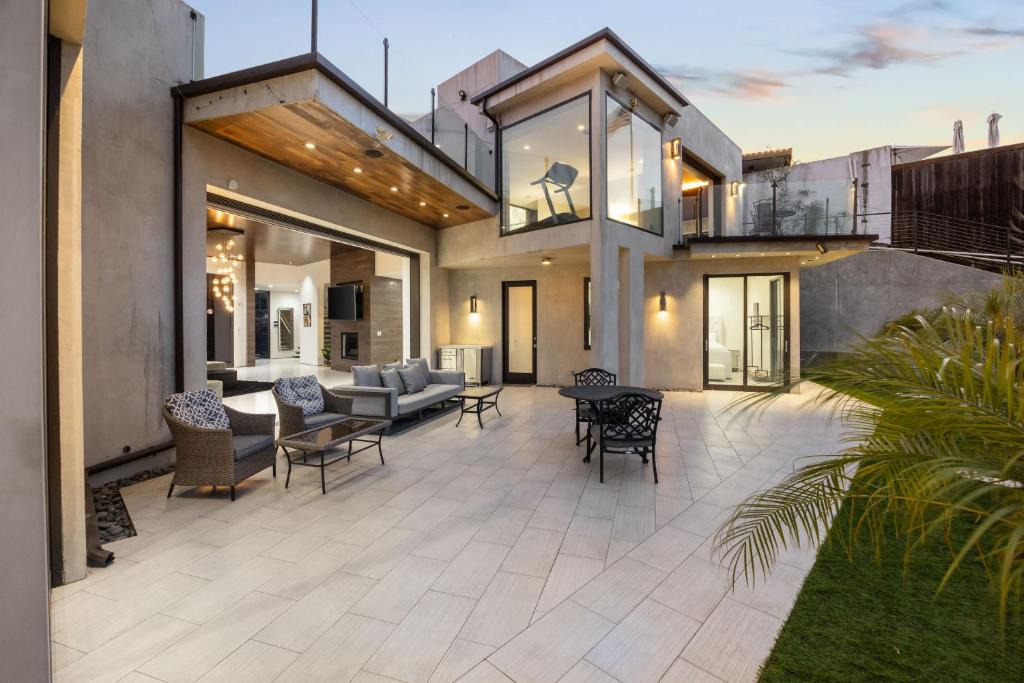 Hollywood Hills 4BR with Rooftop by Colby and Conrad 1