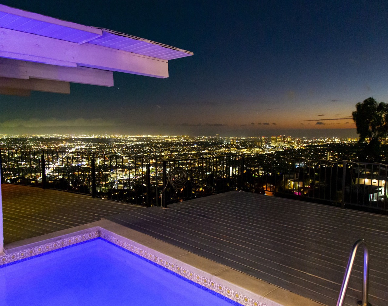 Hollywood Hills jetliner views among the stars 1