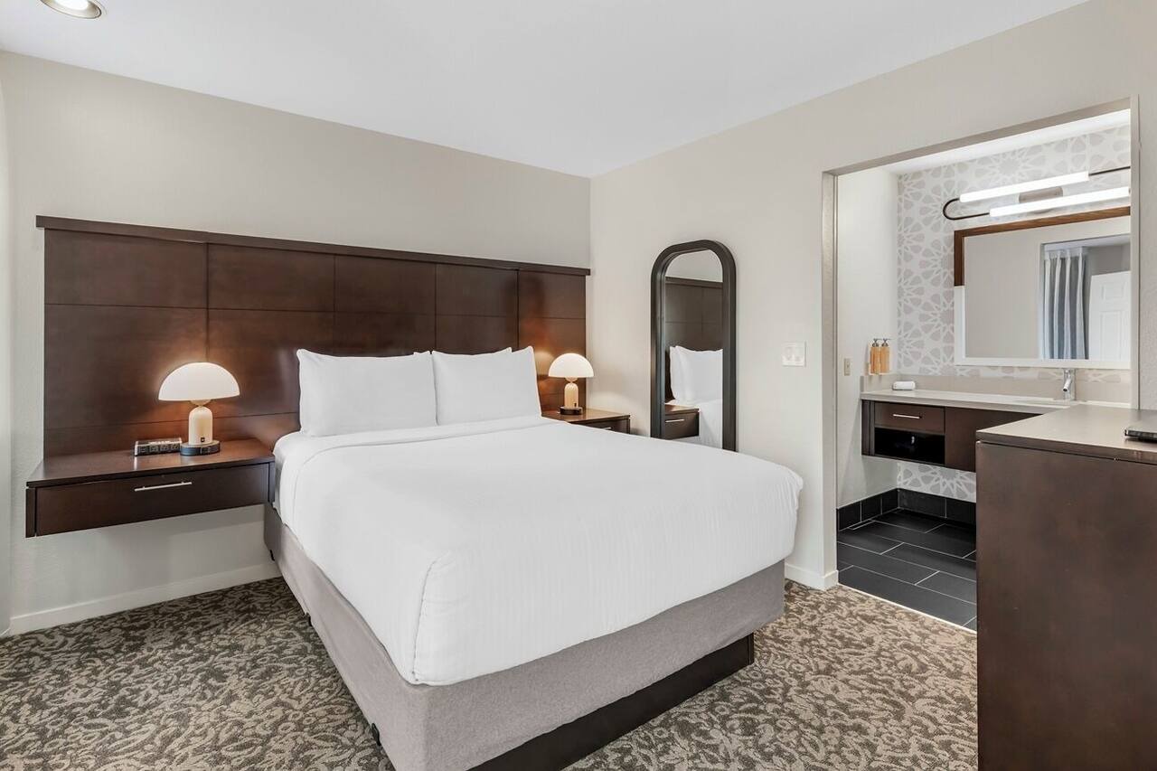 Hotel Near Van Nuys Golf Course! Pets Welcome, Outdoor Pool, Shuttle Service! 1
