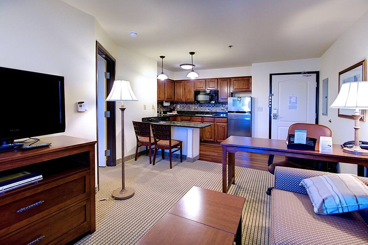 Ideal Location! Free Breakfast Buffet. Pool, Hot Tub & Waterslide. Near Salt Palace Convention Center! 1