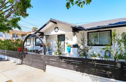 Immaculate 3BDR Bungalow - 5-Min Walk to Beach 1