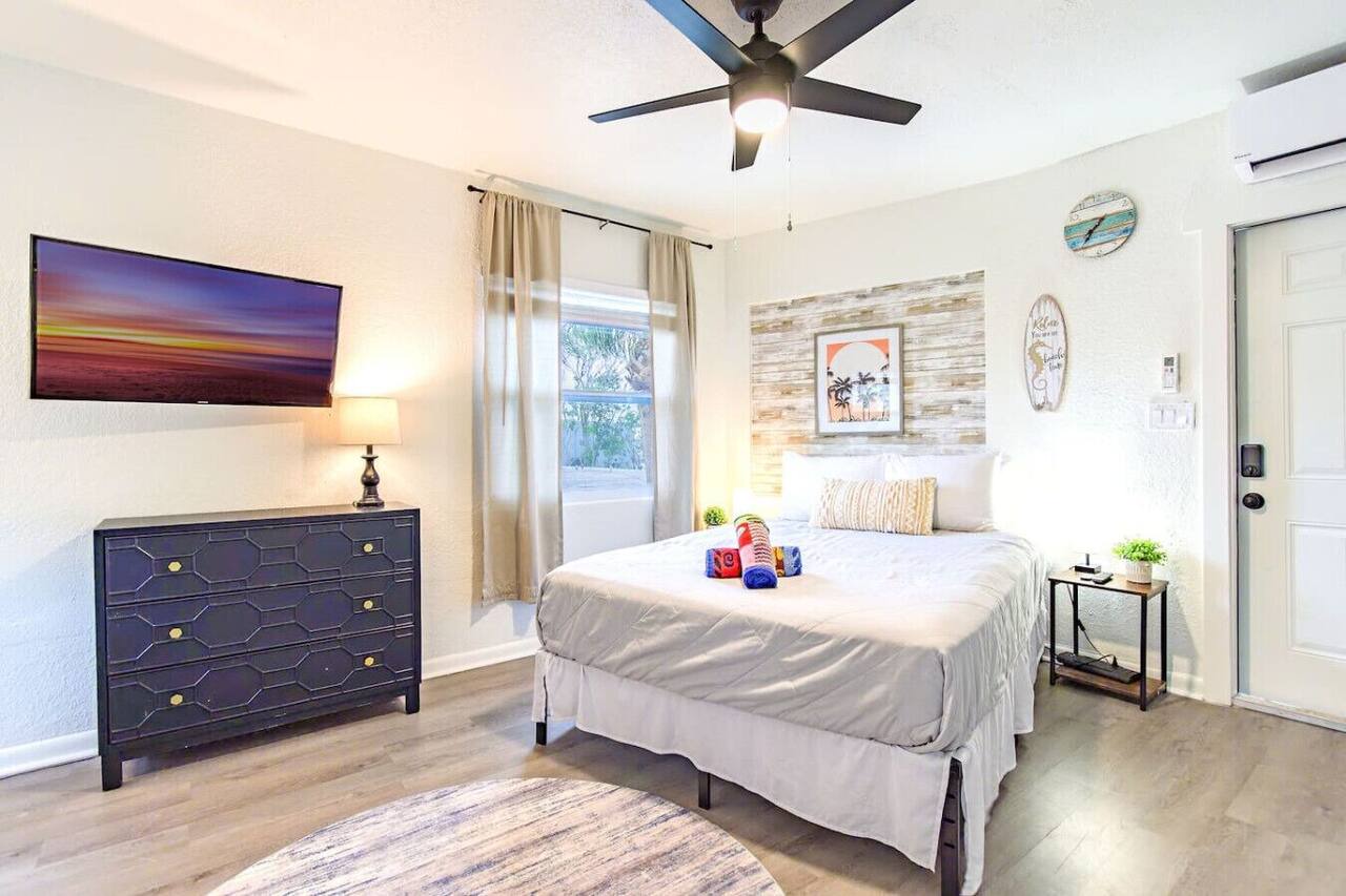 Intracoastal Waterside Studio 2 Blocks to Beach 1