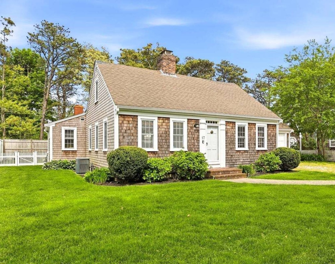 It's A Shore Thing: 017-H Classic Cape Charm Just Steps from Nantucket Sound 1