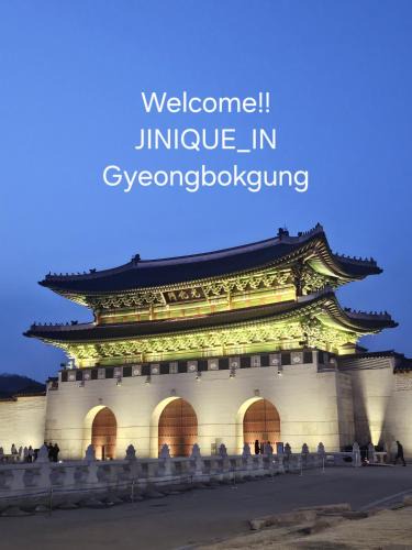 JINIQUE IN cozy stay ,2 Rooms ,3 Queen beds, Gyeongbokgung MRT 10min ,6person possible,restaurant street,Hanbok trip,near Gwanghwamun and Gyeongbokgung Palace 1