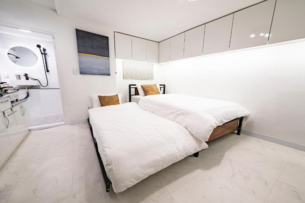 JTS Tailored Service Studio near Hyehwa Station 1