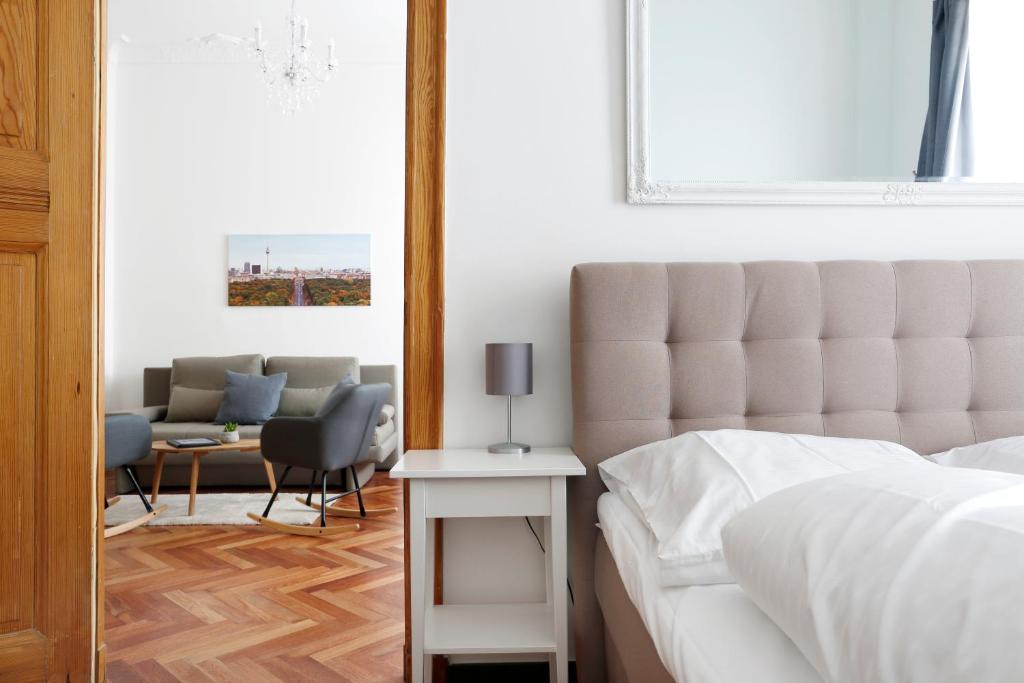 KATZ by ROCKCHAIR Apartments l SUPERHOST Status l 3 Bedrooms Boxspringbeds 2 Bathrooms in City Center - Cozy Family & Business Flair welcomes you! 1