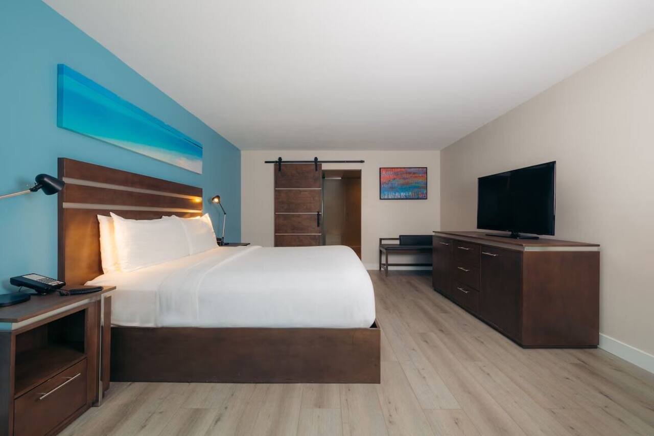 King Deluxe Patio, The Cove Hotel | Heated Pool and Wave Lounge 1