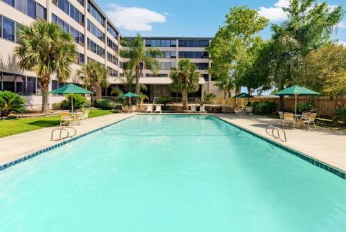 La Quinta Inn & Suites by Wyndham New Orleans Airport 1