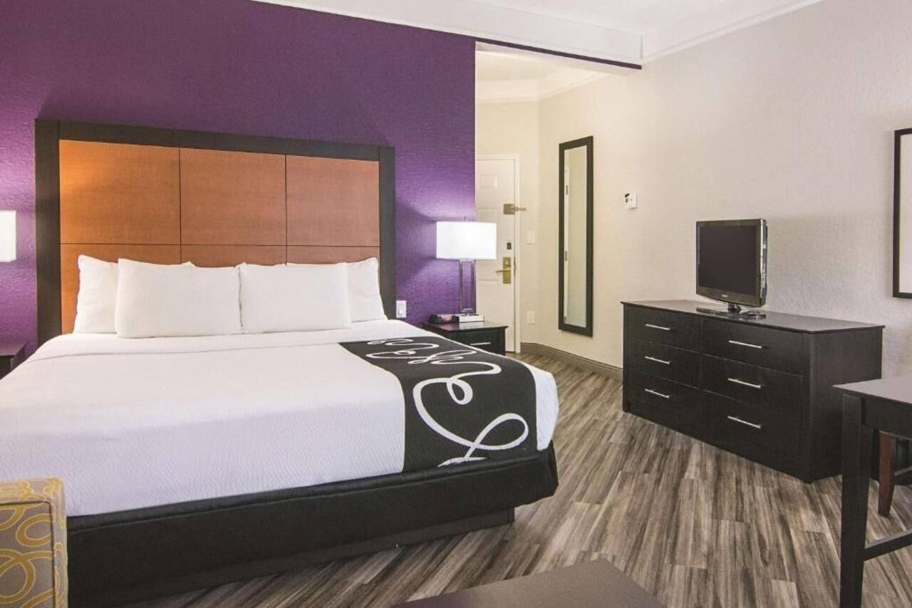 La Quinta Orlando | Executive King | Free Shuttle & Breakfast | Pool | Near MCO 1
