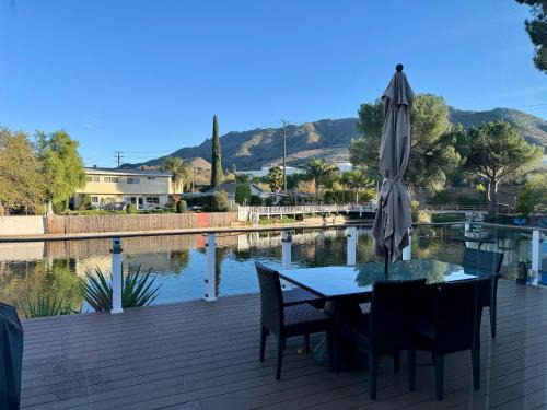 Lakefront House With Breath Taking Views 1