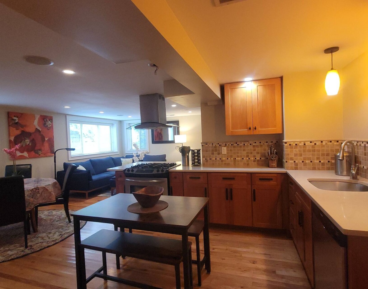 Large 2BR Apartment in North Green Lake 1